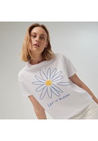 Sinsay - Koszulka boxy w kwiaty - Biały. Kolor: biały. Wzór: kwiaty