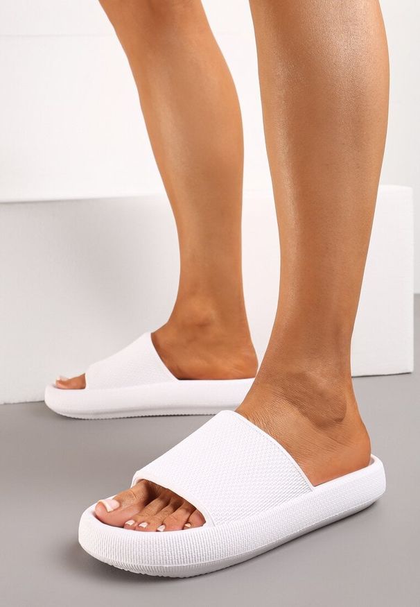 Born2be - Białe Klapki z Pianki o Minimalistycznym Designie Kaseis. Okazja: na plażę, na co dzień. Kolor: biały. Styl: sportowy, casual
