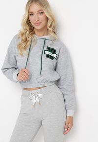 Born2be - Jasnoszara Bluza o Krótkim Fasonie z Kapturem i Ściągaczami oraz Nadrukiem Varel. Typ kołnierza: kaptur. Kolor: szary. Długość: krótkie. Wzór: nadruk #5