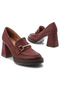 Półbuty damskie Armodo, cholewka ze skóry naturalnej o gładkim wykończeniu z metalową ozdobą na podbiciu i zaokrąglonym noskiem, bordowe, 1511. Okazja: na spotkanie biznesowe, do pracy. Zapięcie: klamry. Kolor: czerwony. Szerokość cholewki: normalna. Wzór: gładki, aplikacja. Materiał: skóra. Obcas: na obcasie. Styl: biznesowy, elegancki. Wysokość obcasa: średni #2