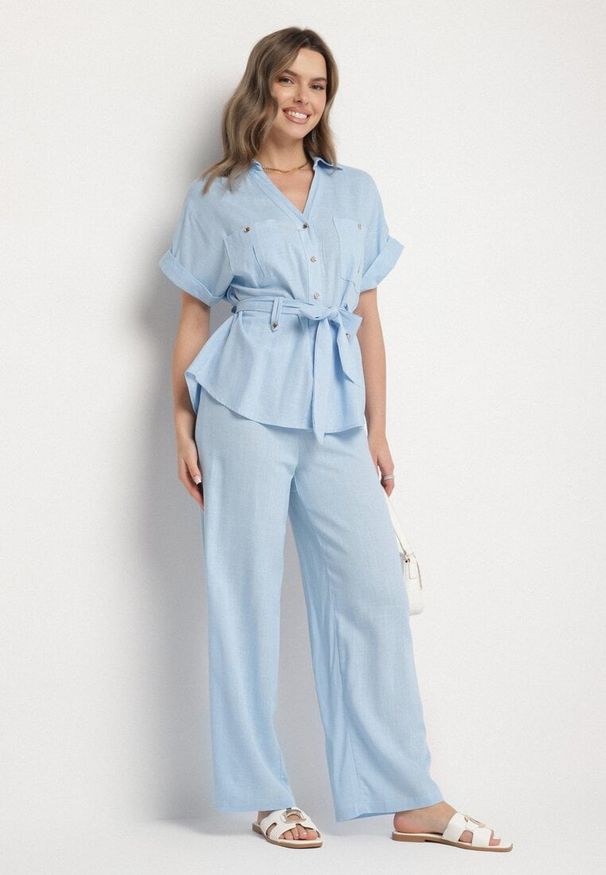 Born2be - Niebieski Komplet z Bawełną Koszula Ozdobiona Paskiem i Spodnie Rinosella. Kolor: niebieski. Materiał: bawełna. Wzór: aplikacja