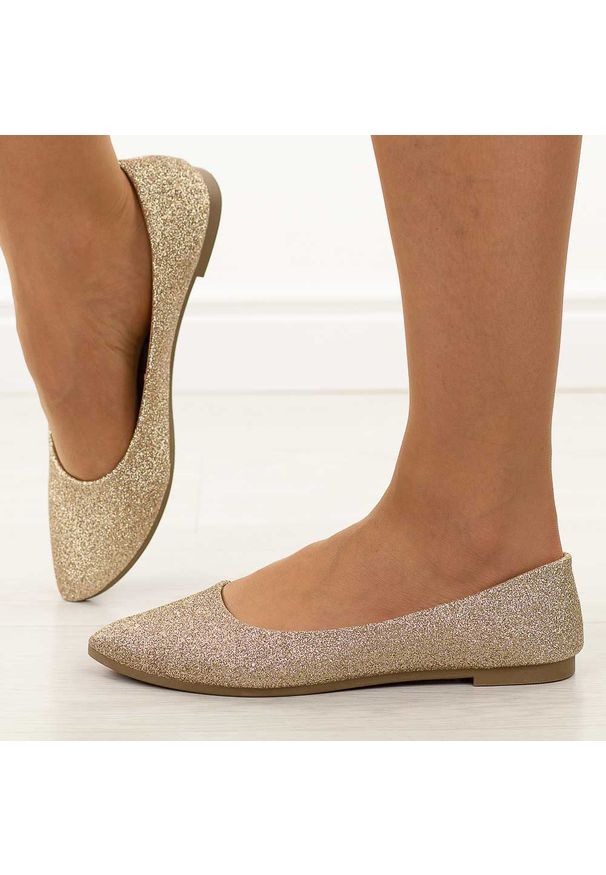 POTOCKI - Złote brokatowe baleriny damskie Potocki 23314. Okazja: na imprezę, na co dzień. Kolor: złoty. Materiał: skóra. Szerokość cholewki: normalna. Sezon: wiosna, lato. Styl: elegancki, casual, klasyczny, wizytowy