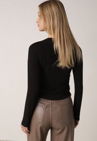 Born2be - Czarna Bluzka z Bawełną i Wiskozą Ozdobiona Marszczeniem Alexareo. Kolor: czarny. Materiał: wiskoza, bawełna. Wzór: aplikacja #5