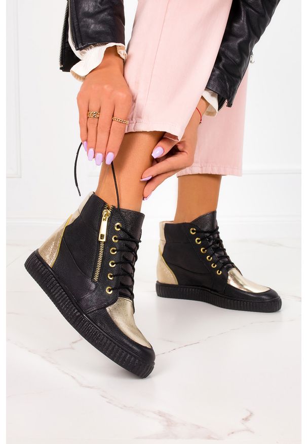 Casu - Czarne sneakersy casu na ukrytym koturnie polska skóra 2351. Kolor: czarny. Materiał: skóra. Obcas: na koturnie