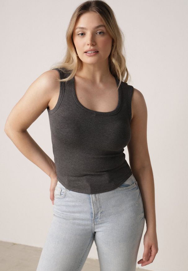 Born2be - Szary Dopasowany Top Bez Rękawów z Wiskozy z Kwadratowym Dekoltem Madu. Okazja: na spacer. Typ kołnierza: dekolt kwadratowy. Kolor: szary. Materiał: wiskoza. Długość rękawa: bez rękawów. Sezon: lato. Styl: elegancki, klasyczny