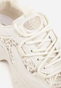 Born2be - Beżowe Sneakersy na Grubej Podeszwie z Koronkowymi Wstawkami i Cyrkoniami Sephialle. Okazja: na spacer, na co dzień. Kolor: beżowy. Materiał: koronka. Wzór: haft. Sport: turystyka piesza #6