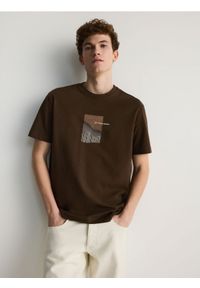 Reserved - T-shirt regular fit z nadrukiem - ciemnobrązowy. Kolor: brązowy. Materiał: dzianina, bawełna. Wzór: nadruk