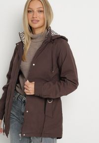 Born2be - Brązowa Kurtka Parka z Kapturem z Ozdobną Wyściółką Tiolara. Okazja: na spacer, na co dzień. Typ kołnierza: kaptur. Kolor: brązowy. Materiał: jeans. Styl: casual, sportowy #6