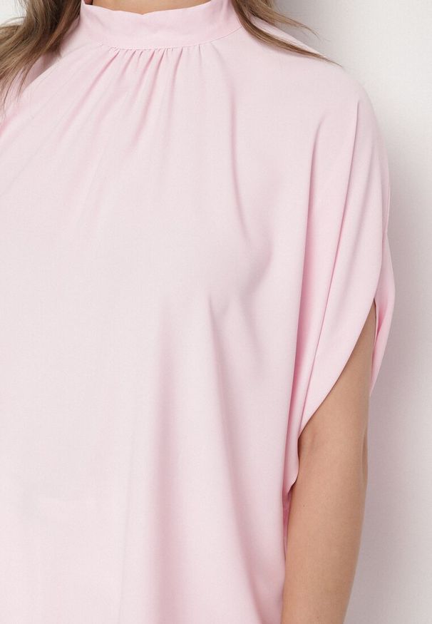 Born2be - Różowa Bluzka Ozdobiona Stójką i Wiązaniem Rinelea. Okazja: na co dzień, na spotkanie biznesowe. Typ kołnierza: kołnierzyk stójkowy. Kolor: różowy. Wzór: aplikacja. Styl: biznesowy, casual