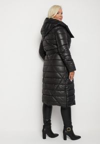 Born2be - Czarna Pikowana Kurtka z Kapturem i Dwustronnym Suwakiem Wiązana w Pasie Tatida. Okazja: na co dzień. Typ kołnierza: kaptur. Kolekcja: plus size. Kolor: czarny. Materiał: jeans. Styl: casual, elegancki, klasyczny #3