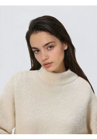 Reserved - Sweter z bufiastymi rękawami - kremowy. Kolor: kremowy. Materiał: wełna, dzianina #1