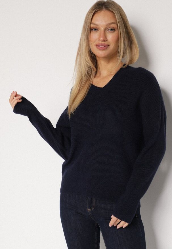 Born2be - Granatowy Sweter z Domieszką Kaszmiru z Dekoltem w Serek Feralaine. Okazja: na spotkanie biznesowe, na co dzień. Typ kołnierza: dekolt w serek. Kolor: niebieski. Materiał: kaszmir. Styl: elegancki, casual, klasyczny, biznesowy