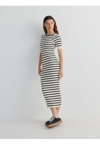 Reserved - Prążkowana sukienka midi - wielobarwny. Materiał: prążkowany. Długość: midi