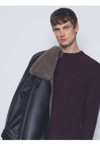 Reserved - Sweter z dekoracyjnym splotem - bordowy. Kolor: czerwony. Materiał: dzianina, bawełna. Wzór: ze splotem