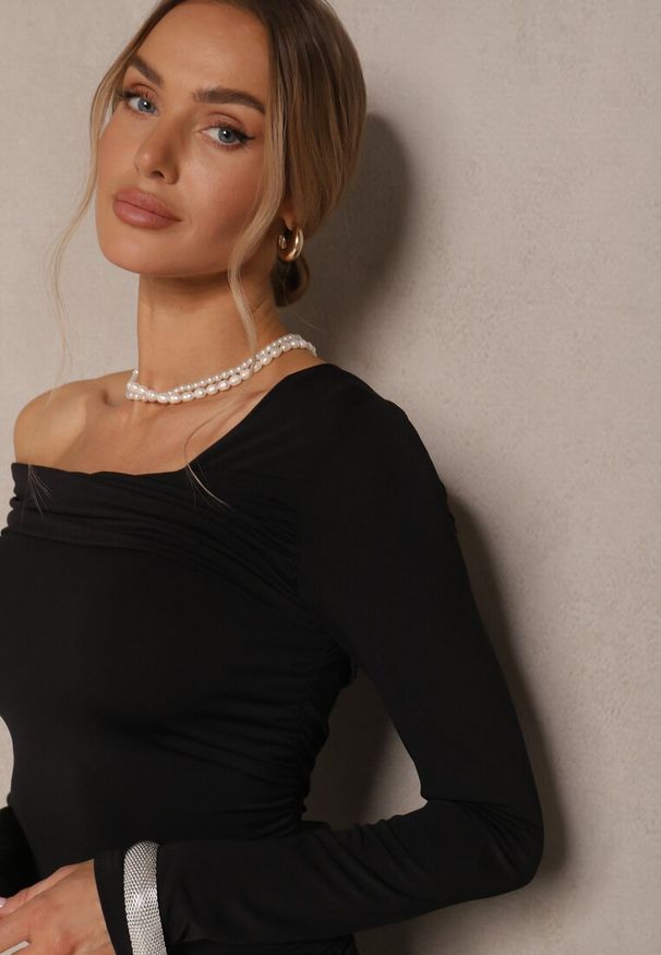 Renee - Czarna Sukienka o Asymetrycznym Kroju z Marszczeniem Zelozia. Kolor: czarny. Typ sukienki: asymetryczne. Styl: elegancki
