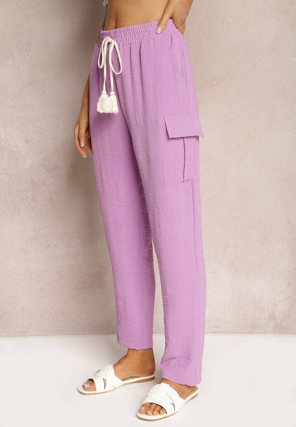 Renee - Ciemnofioletowe Spodnie High Waist o Kroju Bojówek z Kieszeniami Wykończone Gumką w Pasie Efiene. Okazja: na co dzień. Stan: podwyższony. Kolor: fioletowy. Styl: casual