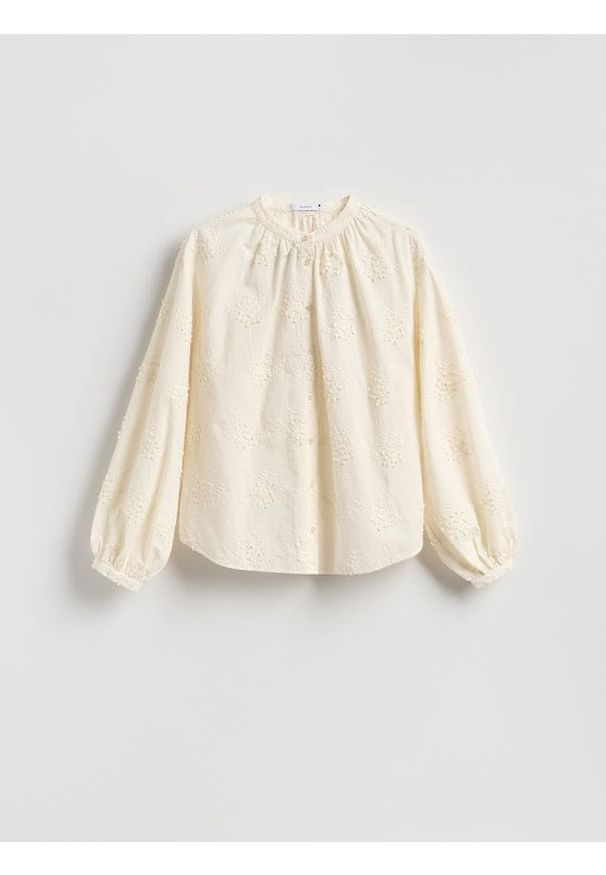 Reserved - Koszula z haftowanym wzorem - złamana biel. Materiał: bawełna. Wzór: haft