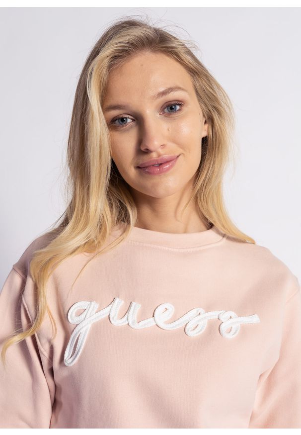 Sweter damski Guess Amanda Sweater (W1YQ01KAOR1-G6J9). Kolor: różowy. Materiał: denim, jeans, materiał. Sezon: lato. Styl: młodzieżowy
