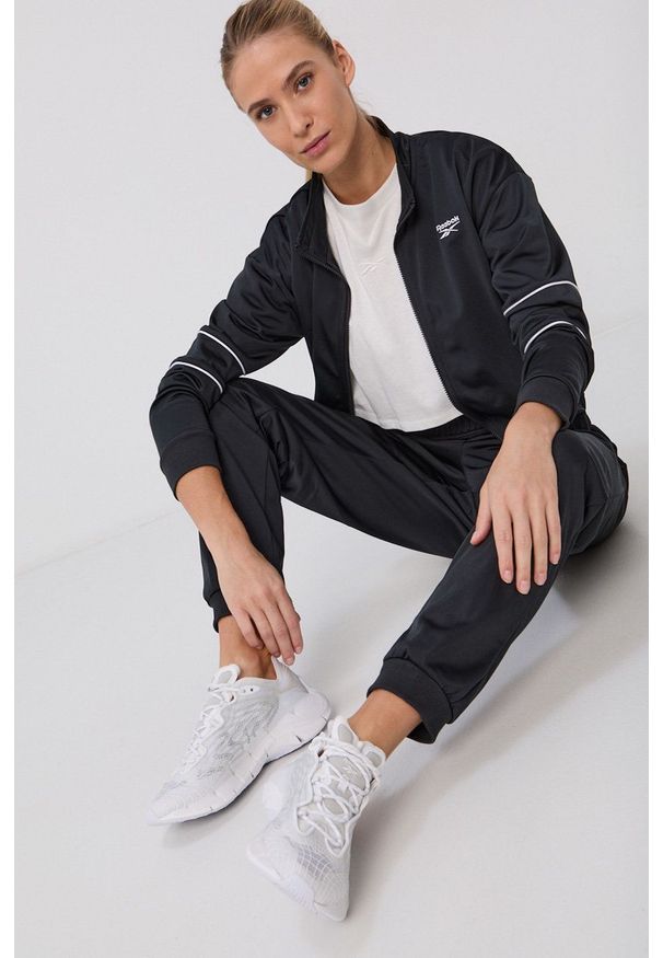 Reebok - Dres. Kolor: czarny. Materiał: dresówka