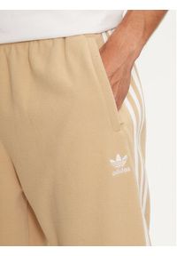 Adidas - adidas Spodnie dresowe adicolor 3-Stripes IZ2490 Beżowy Regular Fit. Kolor: beżowy. Materiał: syntetyk #5