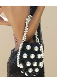 ALAMEDA TURQUESA - Czarna torebka z perłami Hana. Kolor: czarny. Wzór: ażurowy, aplikacja