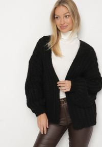 Born2be - Czarny Niezapinany Kardigan Oversize z Domieszką Wełny i Wiskozy Tianavia. Okazja: na co dzień. Kolor: czarny. Materiał: wiskoza, wełna. Długość: długie. Styl: casual