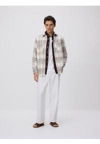 Reserved - Koszula z imitacji zamszu regular fit - beżowy. Kolor: beżowy. Materiał: zamsz #1