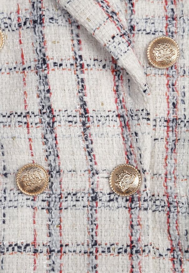 Renee - Biała Dwurzędowa Marynarka z Błyszczącą Nicią i Poduszkami na Ramionach Elilona. Kolor: biały. Materiał: dzianina. Długość rękawa: długi rękaw. Długość: długie. Styl: klasyczny