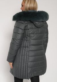 Born2be - Ciemnozielona Długa Kurtka Pikowana z Odpinanym Kapturem i Futerkiem Retelma. Okazja: na co dzień. Kolor: zielony. Materiał: futro. Długość: długie. Styl: casual #2