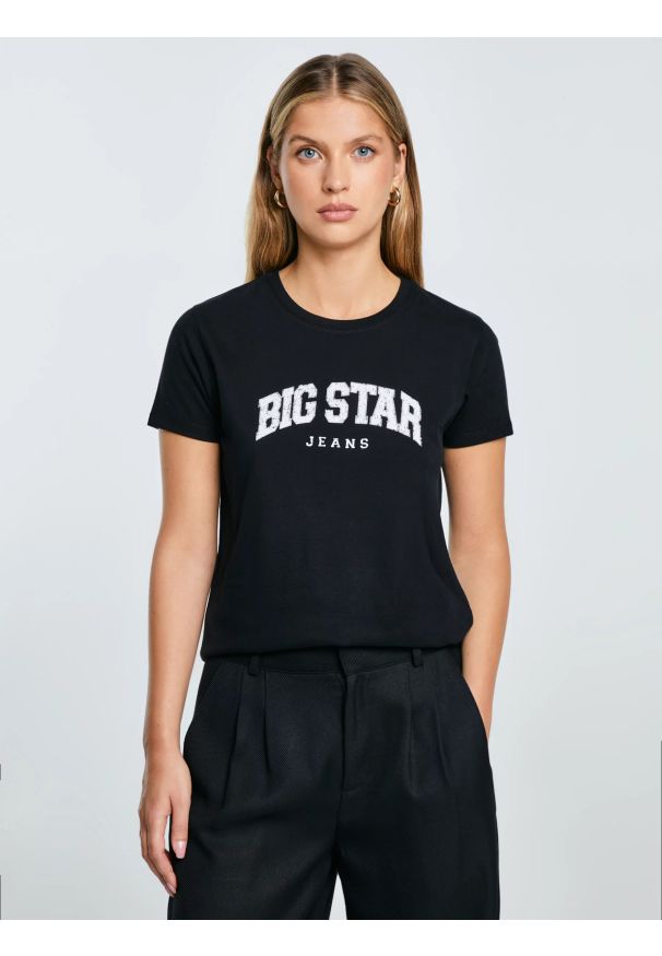 Big-Star - Koszulka damska bawełniana z logo BIG STA czarna Ramila 906. Okazja: na co dzień, na spacer. Kolor: czarny. Materiał: bawełna. Długość rękawa: krótki rękaw. Długość: krótkie. Wzór: nadruk. Styl: klasyczny, casual