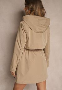 Renee - Jasnobrązowa Kurtka Parka Ozdobiona Sznurkami przy Odpinanym Kapturze Loriballe. Okazja: na co dzień. Kolor: brązowy. Materiał: jeans. Wzór: aplikacja. Sezon: jesień. Styl: casual