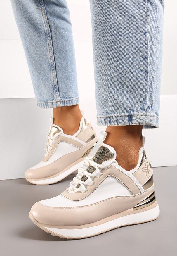 Renee - Beżowo-Białe Sneakersy z Metaliczną Wstawką i Ozdobnym Napisem na Ukrytym Koturnie Alivewna. Kolor: beżowy. Wzór: napisy. Sezon: lato. Obcas: na koturnie