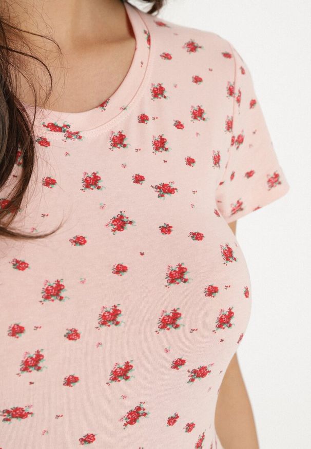 Born2be - Różowy Bawełniany T-shirt w Kwiatowy Wzór Savele. Okazja: na spotkanie biznesowe, do pracy, na spacer, na co dzień. Kolor: różowy. Materiał: bawełna. Wzór: kwiaty. Styl: biznesowy, klasyczny, casual