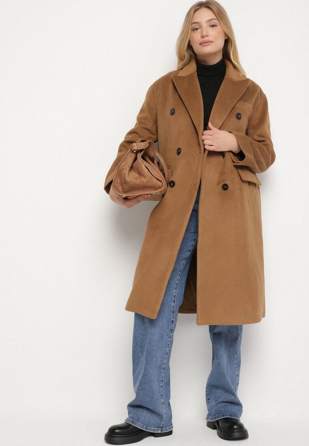 Born2be - Brązowy Płaszcz o Dwurzędowym Kroju z Kieszeniami Sileti. Okazja: na spacer, na co dzień. Kolor: brązowy. Materiał: jeans. Styl: elegancki, casual