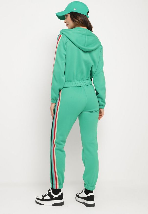 Born2be - Zielony Komplet Dresowy Zdobiony Kolorowym Lampasem Spodnie i Bluza z Kapturem Neviantha. Kolor: zielony. Materiał: dresówka. Wzór: aplikacja, kolorowy