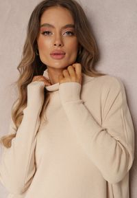 Renee - Jasnobeżowy Golf Dzianinowy z Długim Rękawem Halaian. Typ kołnierza: golf. Kolor: beżowy. Materiał: dzianina. Długość rękawa: długi rękaw. Długość: długie. Sezon: jesień, zima