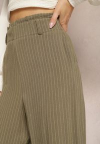 Renee - Ciemnozielone Spodnie Regular w Prążki High Waist Sallamia. Okazja: na co dzień. Stan: podwyższony. Kolor: zielony. Materiał: tkanina. Wzór: prążki. Styl: klasyczny, casual, elegancki