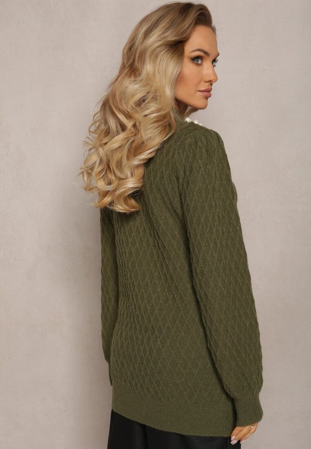 Renee - Ciemnozielony Sweterkowy Golf w Romby z Bufiastymi Rękawami i Perełkowym Naszyjnikiem Ravalia. Typ kołnierza: golf. Kolor: zielony. Materiał: materiał. Wzór: aplikacja