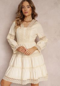 Renee - Beżowa Rozkloszowana Sukienka Mini z Ozdobnym Dekoltem z Koronką Eudovana. Kolor: beżowy. Materiał: koronka. Wzór: koronka. Sezon: lato, wiosna. Długość: mini