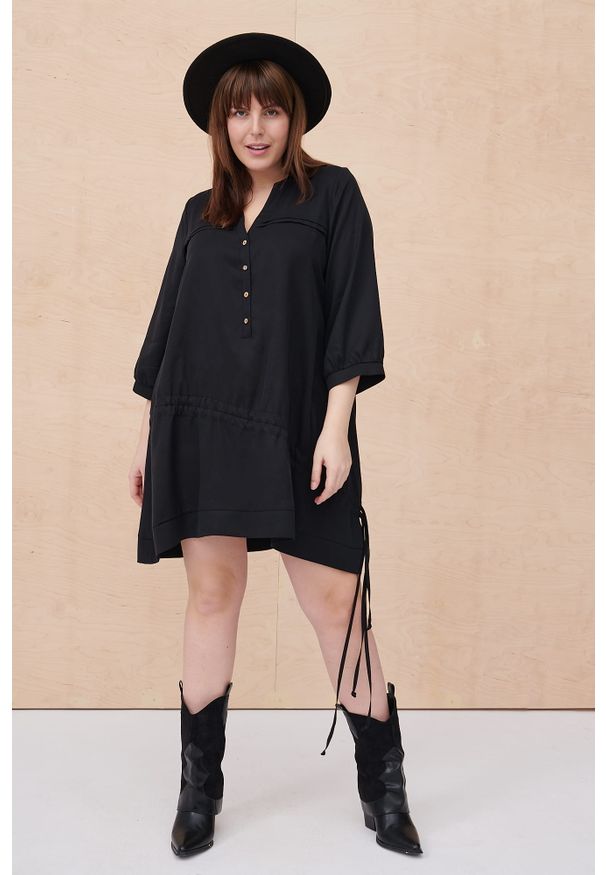 blue shadow - Sukienka Surri Plus Size Czarny. Typ kołnierza: dekolt w serek. Kolekcja: plus size. Kolor: czarny. Wzór: aplikacja. Typ sukienki: dla puszystych. Materiał: skóra, tkanina, materiał. Długość rękawa: krótki rękaw. Sezon: wiosna. Długość: mini