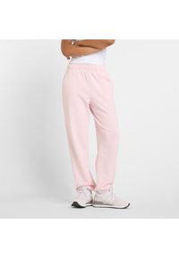 Spodnie damskie New Balance WP41500RSG – różowe. Stan: podwyższony. Kolor: różowy. Materiał: dresówka, bawełna, poliester