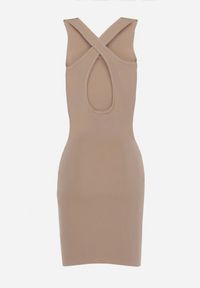 Born2be - Beżowa Mini Sukienka Prążkowana z Krzyżującymi się Ramiączkami na Plecach Banova. Kolor: beżowy. Materiał: prążkowany. Długość rękawa: na ramiączkach. Sezon: lato. Długość: mini #5