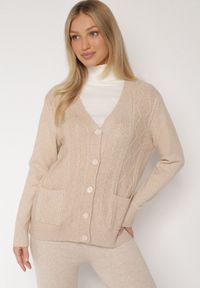 Born2be - Jasnobeżowy Kardigan z Bawełną Zdobiony Warkoczowym Splotem i Kieszeniami Mevesava. Okazja: na co dzień. Typ kołnierza: dekolt w serek. Kolor: beżowy. Materiał: bawełna. Wzór: ze splotem, aplikacja. Sezon: zima, jesień. Styl: casual, klasyczny #5
