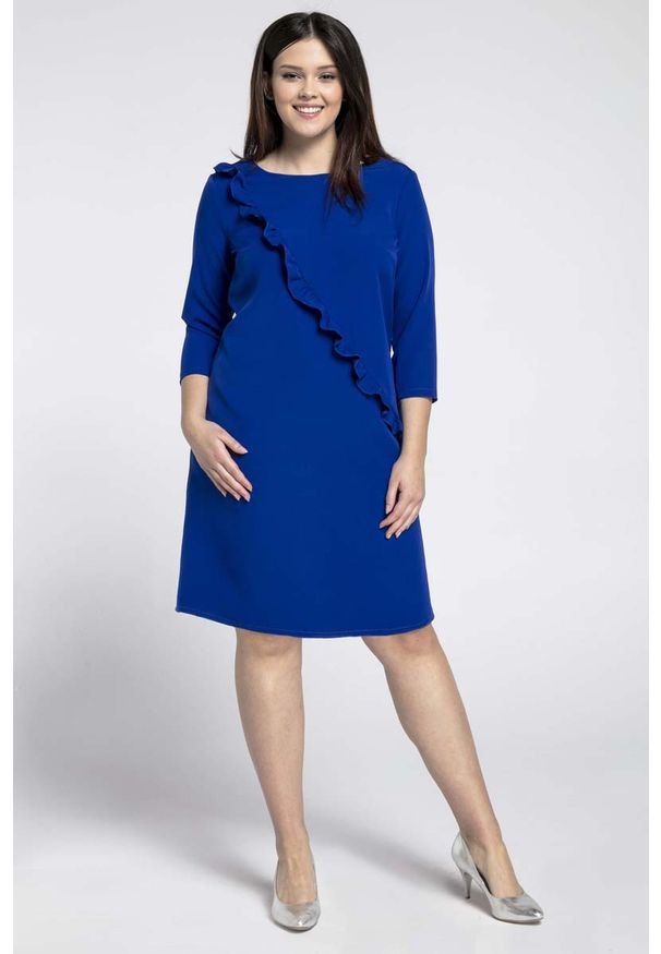 Nommo - Niebieska Klasyczna Sukienka z Asymetryczną Falbanką PLUS SIZE. Kolekcja: plus size. Kolor: niebieski. Materiał: poliester, wiskoza. Typ sukienki: dla puszystych, asymetryczne. Styl: klasyczny