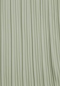 Renee - Zielone Plisowane Spodnie High Waist z Szerokimi Nogawkami Sedalia. Stan: podwyższony. Kolor: zielony. Materiał: satyna #2