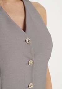 Born2be - Szary Kombinezon na Szyję Ozdobiony Guzikami Ellidell. Okazja: na imprezę, na co dzień. Kolor: szary. Długość: długie. Wzór: aplikacja. Styl: casual, klasyczny #5