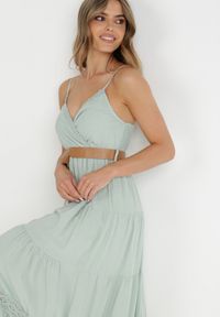 Born2be - Miętowa Sukienka z Paskiem Maerea. Typ kołnierza: dekolt kopertowy. Kolor: miętowy. Wzór: gładki. Typ sukienki: kopertowe, rozkloszowane. Materiał: koronka. Długość rękawa: na ramiączkach. Sezon: lato. Styl: boho. Długość: maxi #3