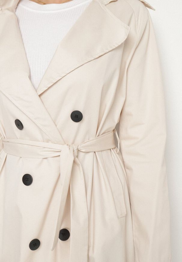Born2be - Beżowy Płaszcz Dwurzędowy Typu Trencz z Wiązanym Paskiem Levita. Okazja: na co dzień. Kolor: beżowy. Materiał: materiał. Wzór: aplikacja. Styl: klasyczny, casual