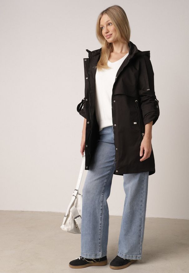 Born2be - Czarna Kurtka w Stylu Parki z Odpinanym Kapturem i Sznurkami Enang. Okazja: na spacer. Kolor: czarny. Materiał: prążkowany, jeans