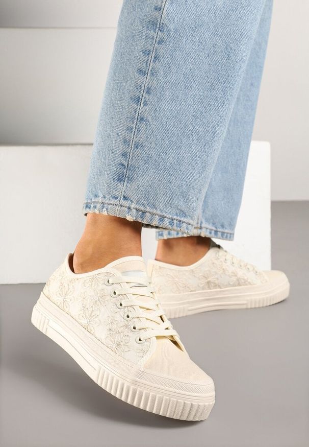 Born2be - Beżowe Casualowe Trampki z Cholewką Zdobioną Haftem Meppna. Okazja: na co dzień. Kolor: beżowy. Materiał: jeans. Szerokość cholewki: normalna. Wzór: aplikacja, haft. Obcas: na płaskiej podeszwie. Styl: casual